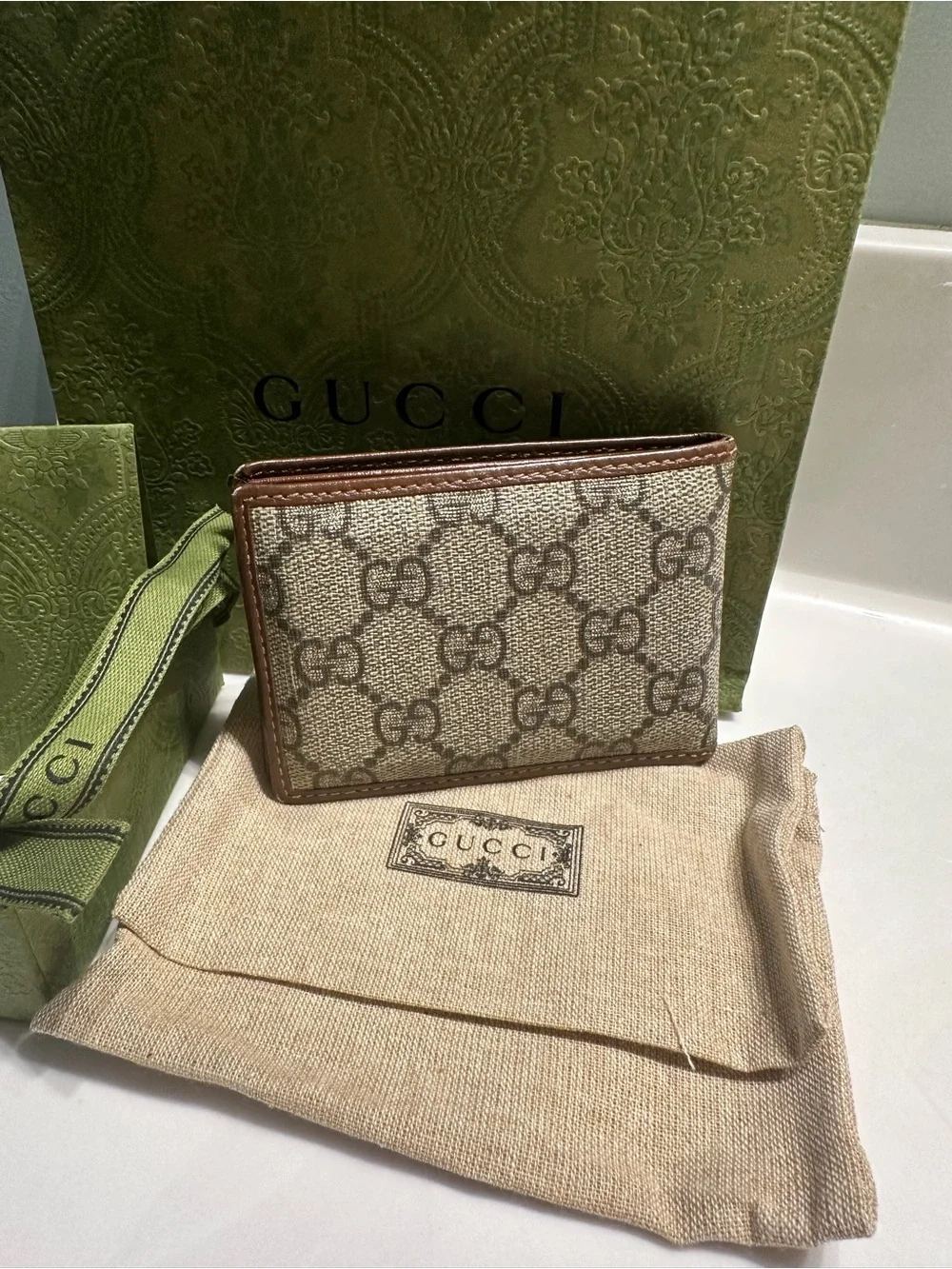 Gucci GG Supreme Bifold Wallet — Men’s — Beige/Brown